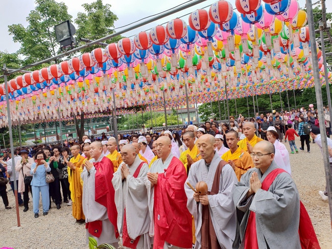 Partake in the Vesak Ceremony at Yonggungsa Cham Joeun Uri Temples